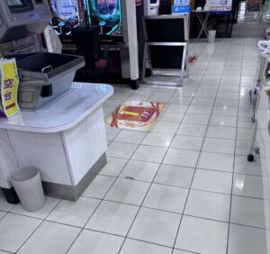 パチ屋 タイル張り